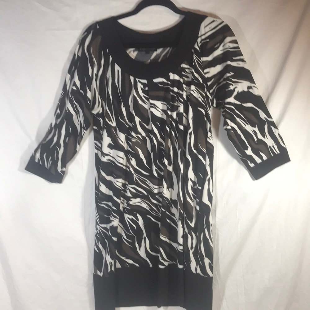 Cute little casual dress by Blue Sage, size medium. Please refer to picture.